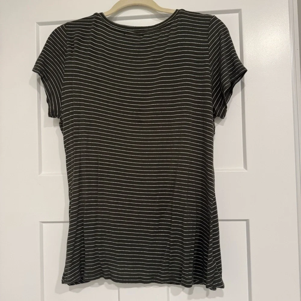 Women’s size Large | Nine Britton Tshirt - Picture 2 of 6